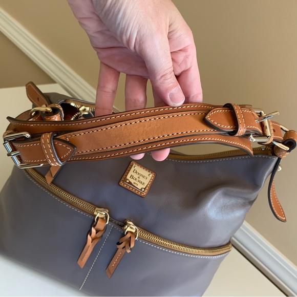 π©Ά SALE!! Dooney and Bourke Wexford Smooth Leather Zipper Sac in Taupe π©Ά - Picture 13 of 16